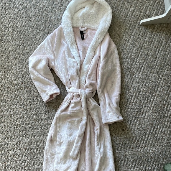 SUPER plush robe. Soft baby pink color. Thick fluffy teddy fabrication. - Picture 5 of 6